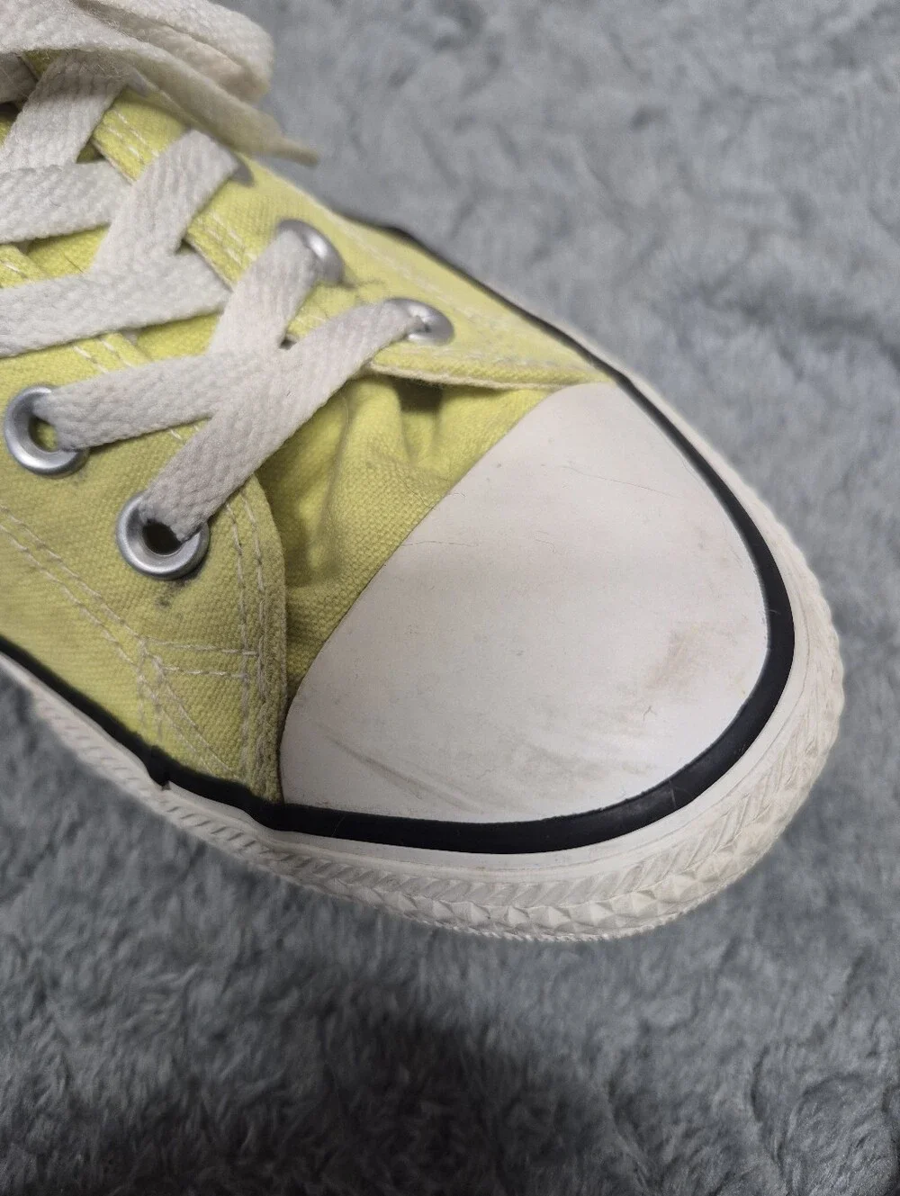 Converse Low Top Sneakers in Yellow and White Size 9